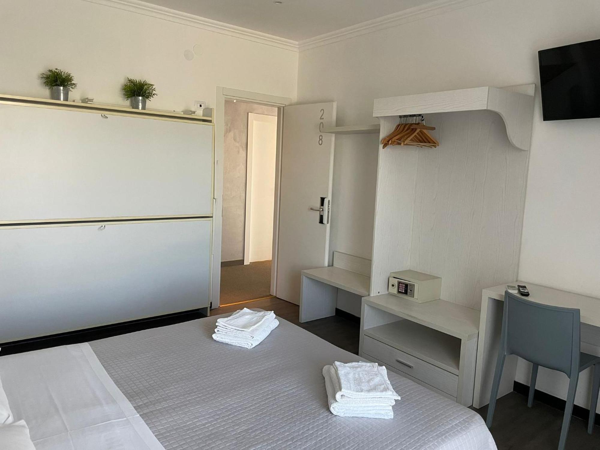 Hotel Hawaii Bed And Coffee Riccione Exterior foto