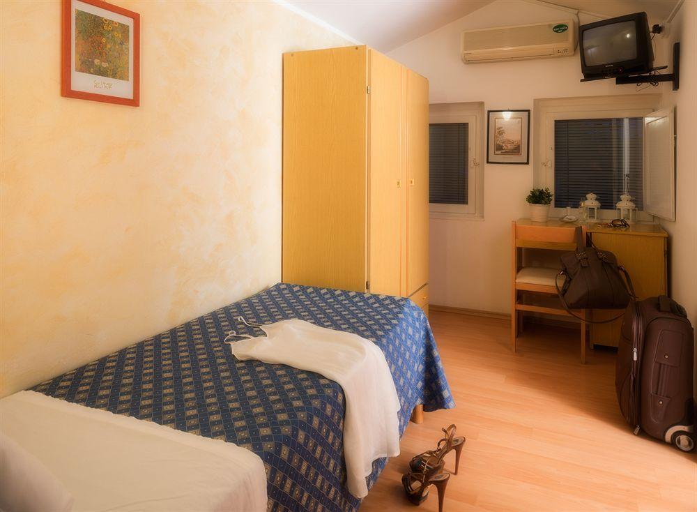 Hotel Hawaii Bed And Coffee Riccione Exterior foto